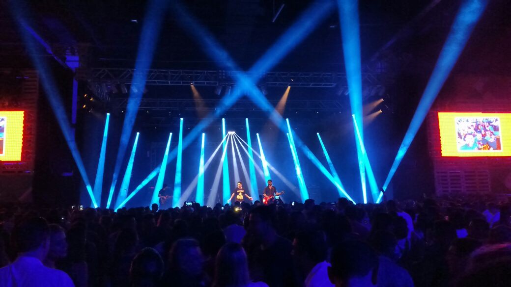 Show com iluminação azul produzida pela Novalite